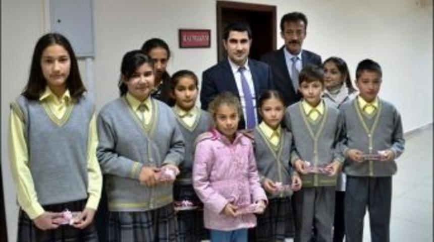 Kitap Okuyanlar &Ouml;d&uuml;llendirildi