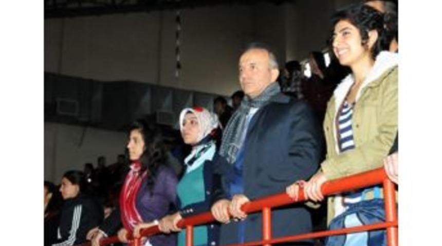 Vali G&uuml;ner, Voleybol M&uuml;sabakası Izledi