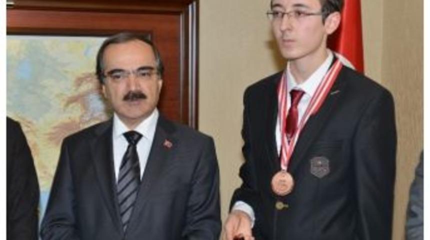 Vali Coş Matematik Olimpiyatları &Uuml;&ccedil;&uuml;nc&uuml;s&uuml; Ayan'ı Kabul Etti