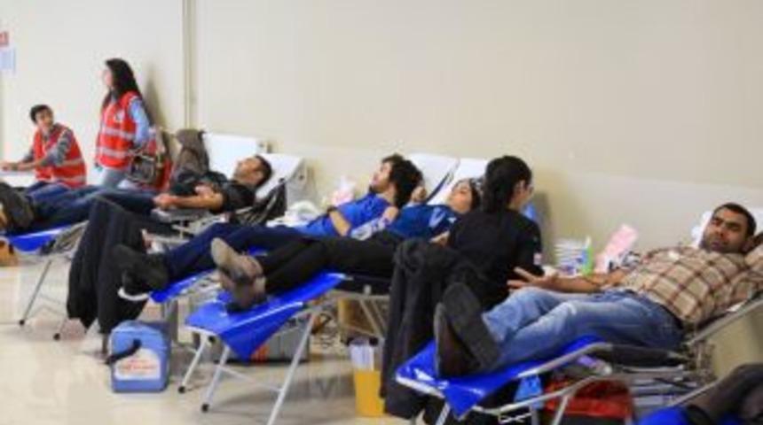 Aksaray &Uuml;niversitesi &Ouml;ğrencilerden Kan Bağışına Destek