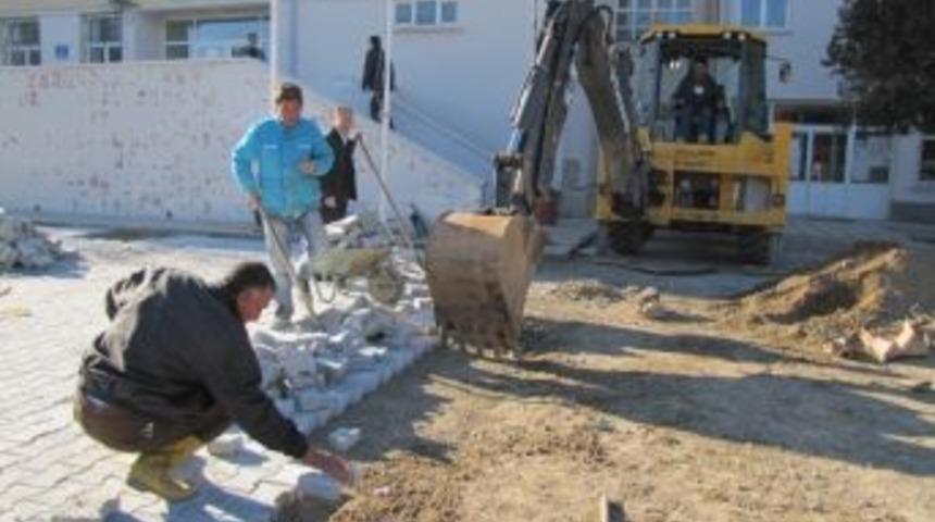 Lise Bah&ccedil;esine Kilitli Parke Taşı