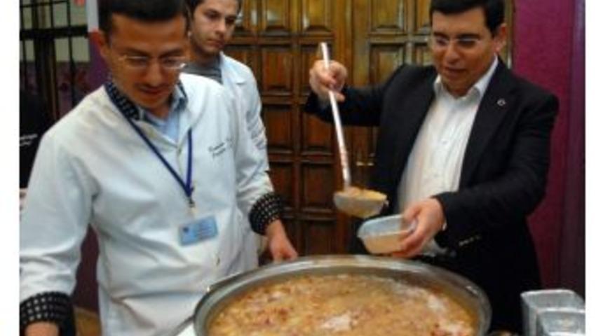 Akmek Vatandaşlara Aşure İkram Etti