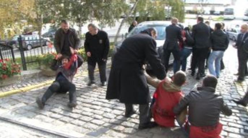 Bakan Ile G&ouml;r&uuml;şmek Isteyen Gruba M&uuml;dahale