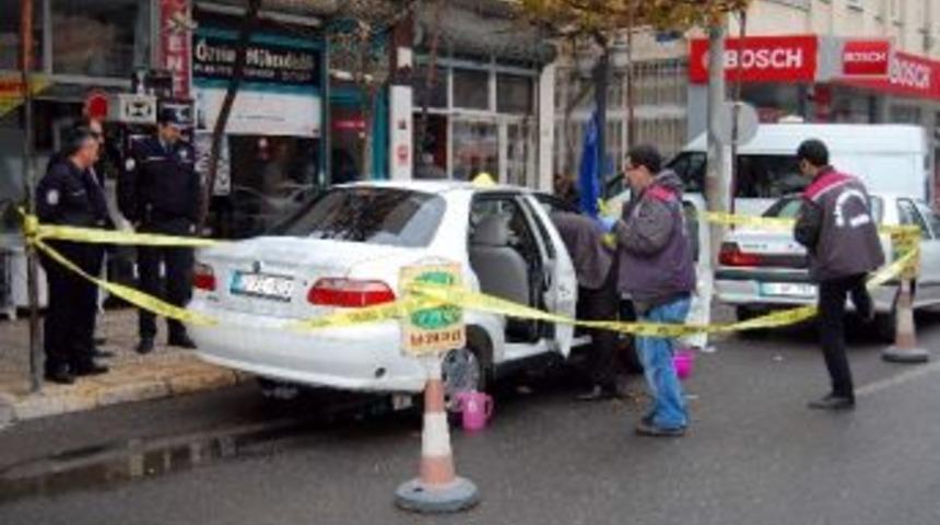 Camları Kırık, İ&ccedil;inde Kan İzi Olan Otomobile İnceleme