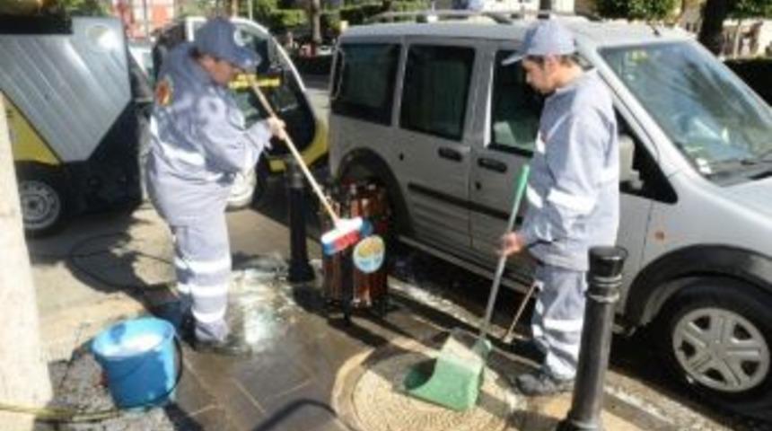 &Ccedil;&ouml;p Kutuları İla&ccedil;lı Suyla Yıkanıyor