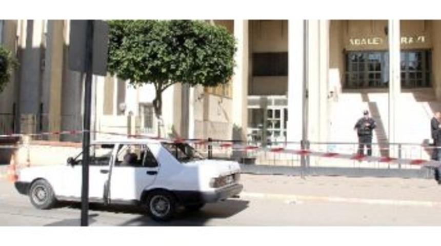 Adliye &Ouml;n&uuml;nde Silahlı Kavga: 2 Yaralı