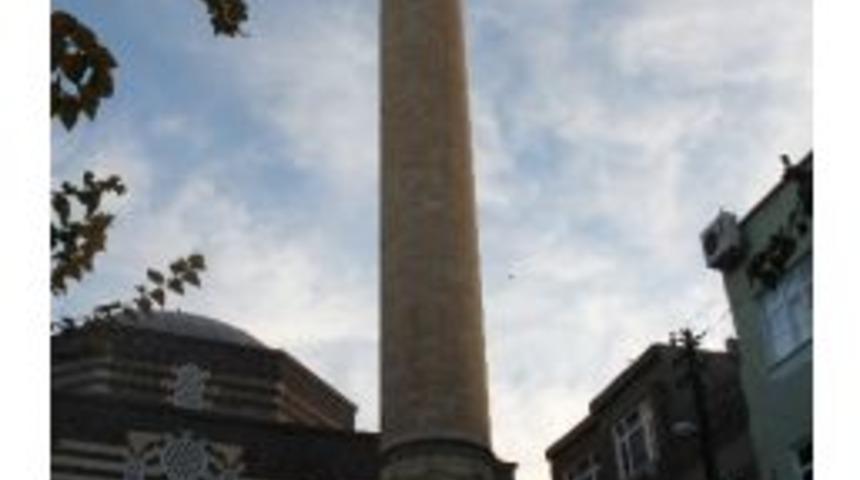 Tarihi Camiden S&ouml;k&uuml;len Taş Par&ccedil;aları Tuvalet Kapısı Girişine İstiflendi