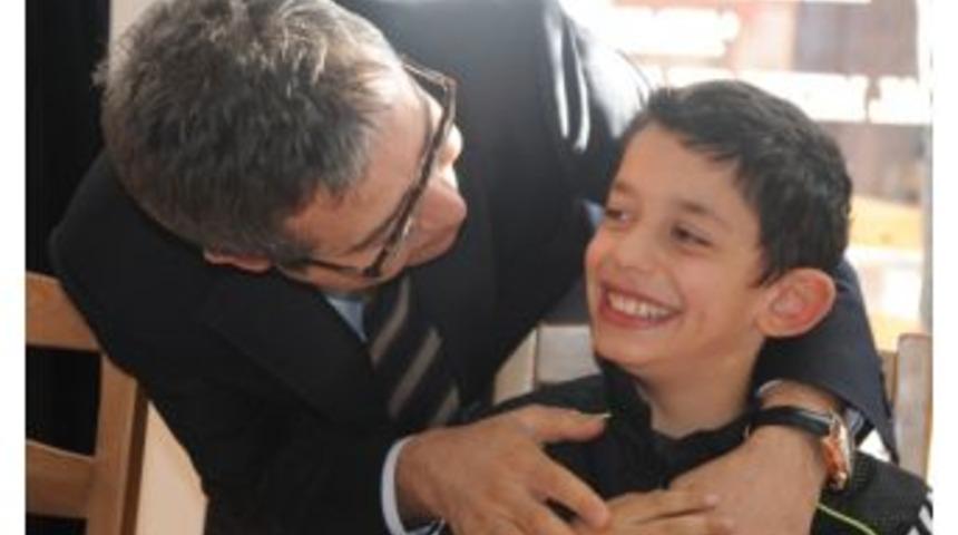 Vali Cirit, Engellilerle Yemek Yedi