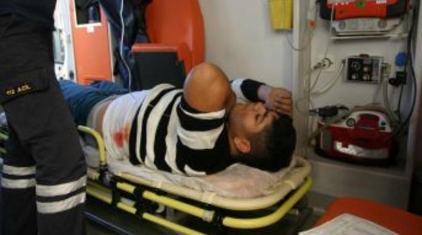 Adliye &Ouml;n&uuml;nde Silahlı Bı&ccedil;aklı Kavga: 1'i Ağır 2 Yaralı Var