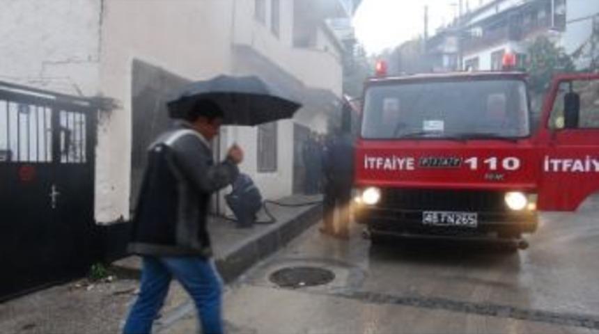 İtfaiye Dar Sokağa Giremedi