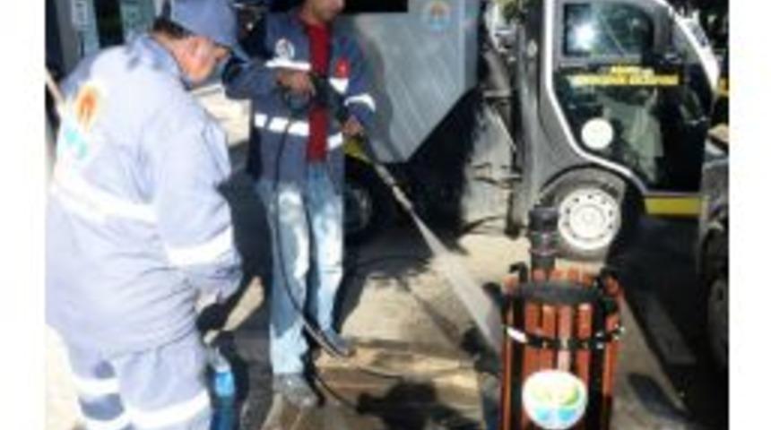 Adana&rsquo;daki &Ccedil;&ouml;p Kutuları Temizleniyor