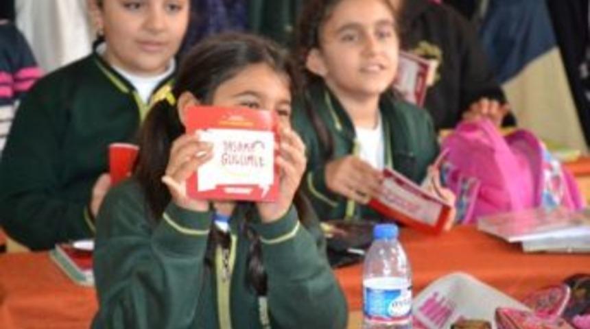 &lsquo;&ccedil;ocuklar Hep G&uuml;ls&uuml;n&rsquo;