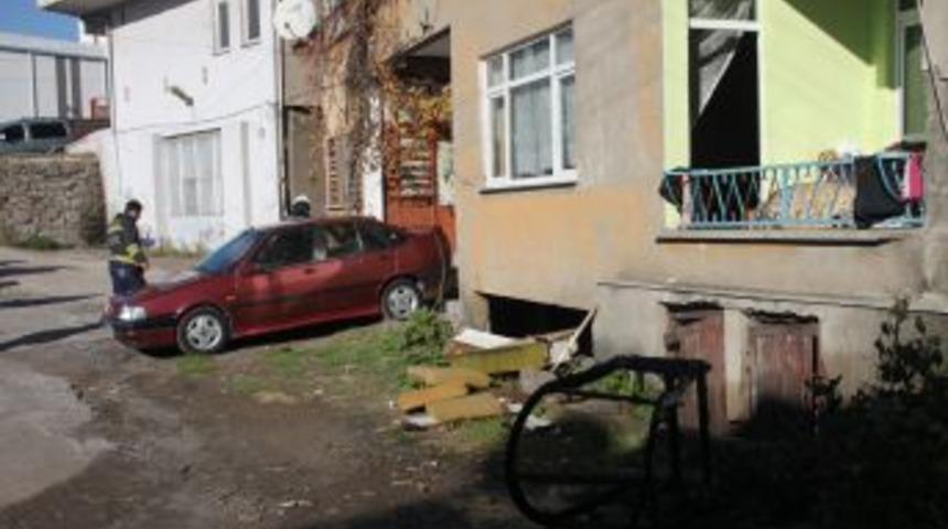 Evini Yakmak Isteyen Kadına Mahalleli Engel Oldu