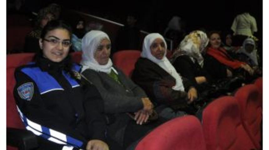 Muş Emniyeti, &Ccedil;ocuk Ve Kadınlara Sinema Keyfi Yaşattı