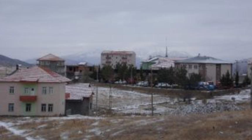 Sincik İl&ccedil;esinde Yılın İlk Karı D&uuml;şt&uuml;