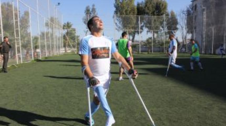 Ampute Engelliler, Kışlada Askerlerle Dostluk Ma&ccedil;ı Yaptı