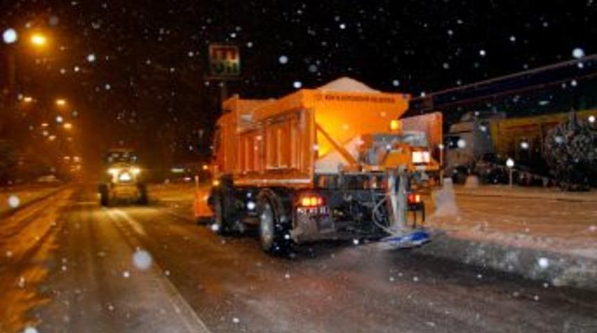 Belediye Ekipleri, 24 Saat Aralıksız Karla Mücadele Ediyor