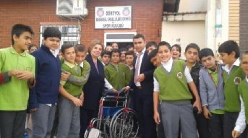 Öğrenciler Harçlıklarıyla Tekerlekli Sandalye Aldı