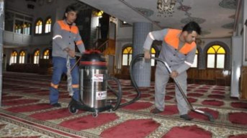 Toroslar Belediyesi Camilerde Temizlik Yapıyor