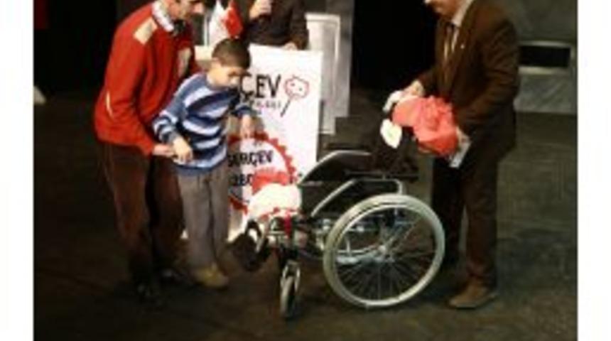 Beyin Fel&ccedil;li &Ccedil;ocuklar Aileleriyle Tiyatro Izledi