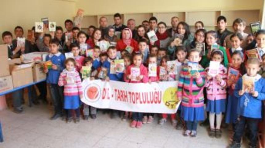 &Uuml;niversite &Ouml;ğrencilerinden K&ouml;y Okulu K&uuml;t&uuml;phanesine Kitap Bağışı