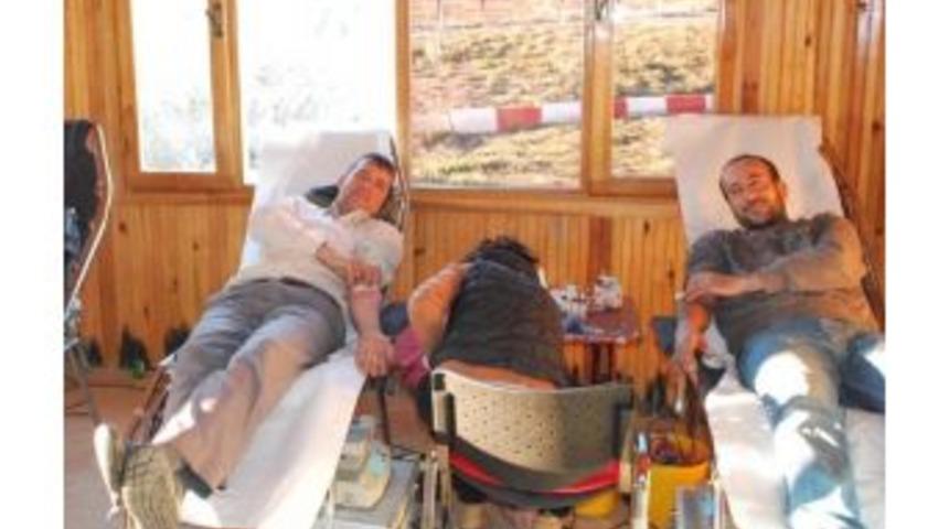 &Uuml;niversite &Ouml;ğrencilerinden Kan Bağışına Destek