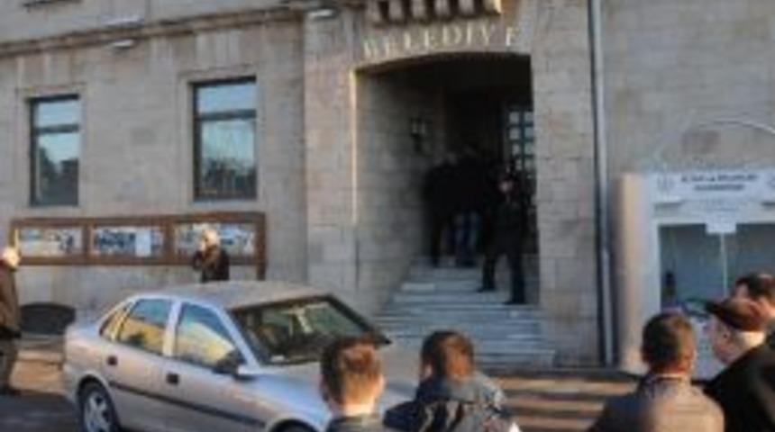 Giresun'da Bir Kişi Belediye Başkanlığı Binası &Ouml;n&uuml;ne Eylem Yaptı