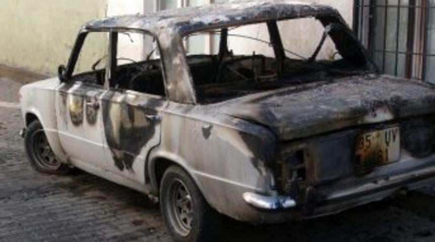 Sel&ccedil;uk'ta Park Halindeki Ara&ccedil; Yandı