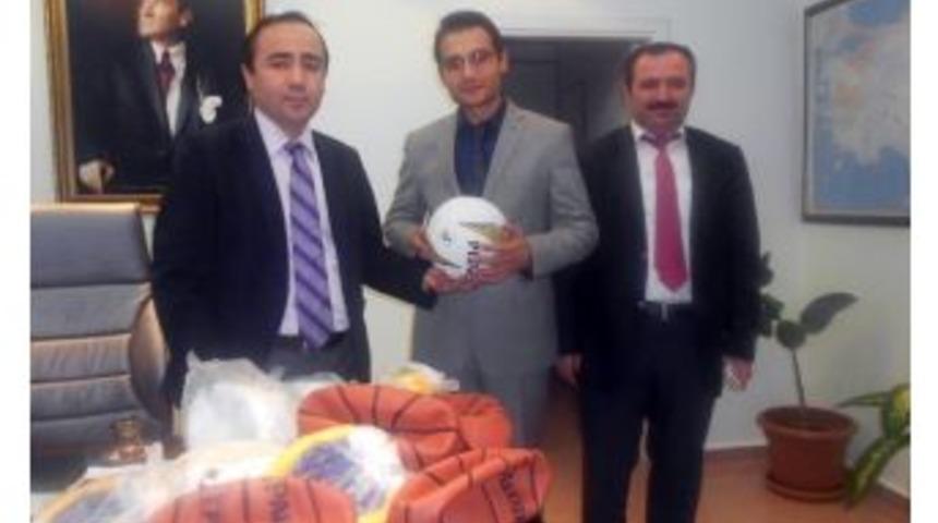 &Ccedil;ınar Kaymakamı&rsquo;ndan Okullara Spor Malzemesi