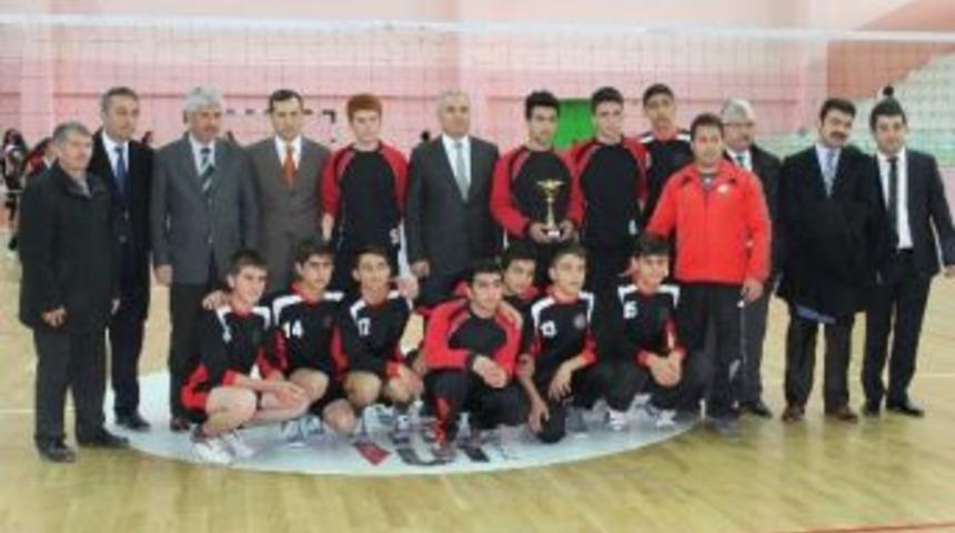 Liseler Arası Voleybol Turnuvasında Sorgun Anadolu &Ouml;ğretmen Lisesi Birinci Oldu