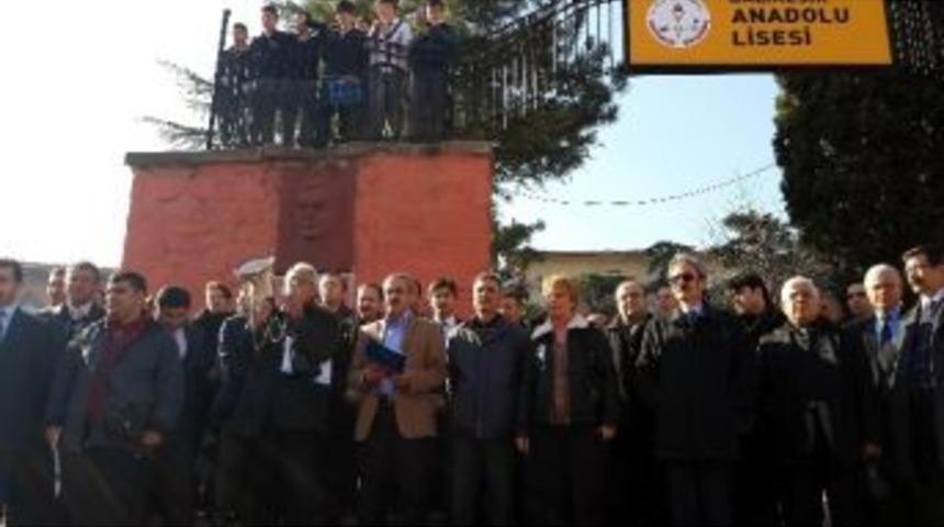 Eğitimciler &Ouml;ğretmene Şiddeti Protesto Etti