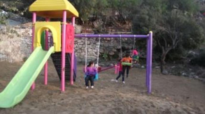 Yukarı İslamhaneleri&rsquo;ne Bir G&uuml;nde &Ccedil;ocuk Parkı Yapıldı