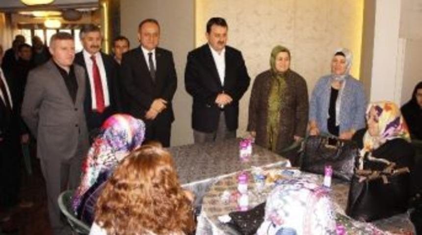 Tahsin Babaş, Kadın Partililere Karanfil Dağıttı