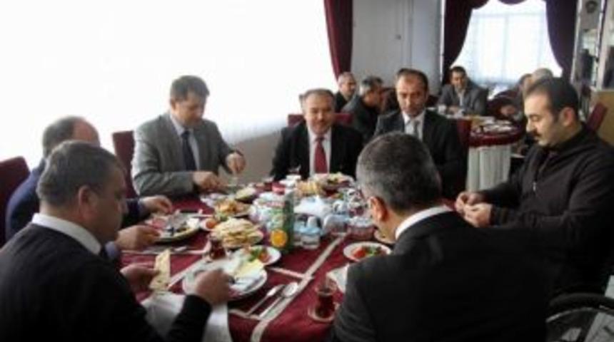 İl &Ouml;zel İdare Genel Sekreteri Ayhan, Engelli Vatandaşlarla Kahvaltıda Bir Araya Geldi