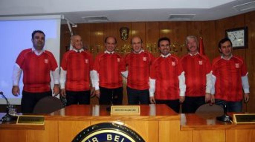 Balıkesirspor Başkanı Akt&uuml;rk, Meclis &Uuml;yelerine Forma Hediye Etti