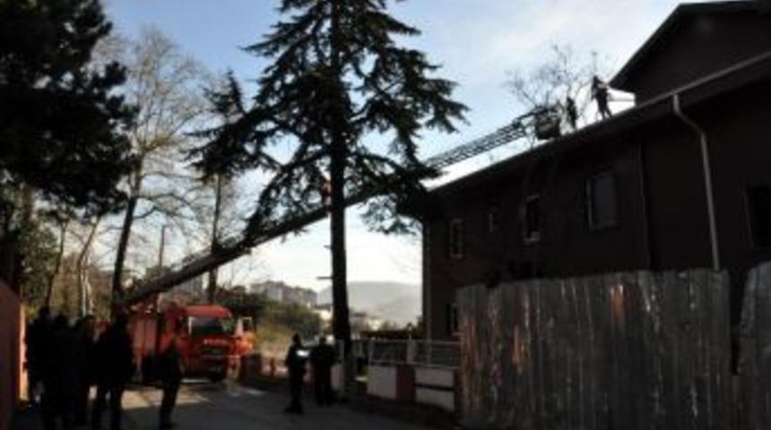 Evin &Ccedil;atısında &Ccedil;ıkan Yangını Komşular Haber Verdi