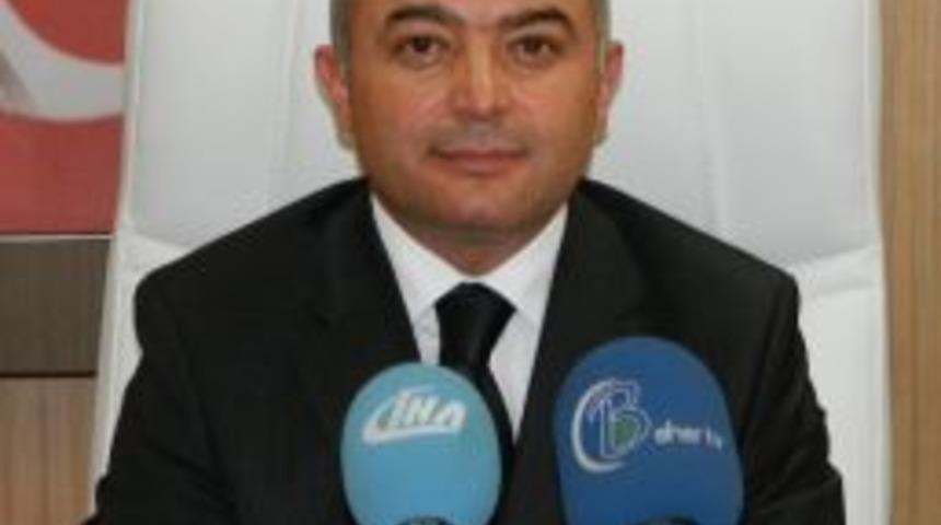 Turan, D&uuml;nya G&ouml;n&uuml;ll&uuml;ler G&uuml;n&uuml;'nde Mehmet Tekerlek'e Plaket Verdi