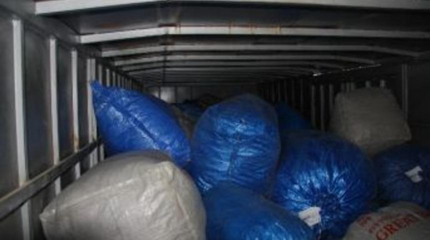 Lojistik Hizmet Veren Kamyondan Ka&ccedil;ak Sigara &Ccedil;ıktı