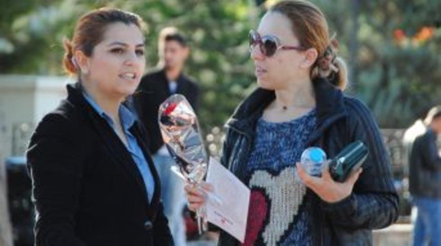 MHP'li Kadınlar, 5 Bin Adet Karanfil Dağıttı