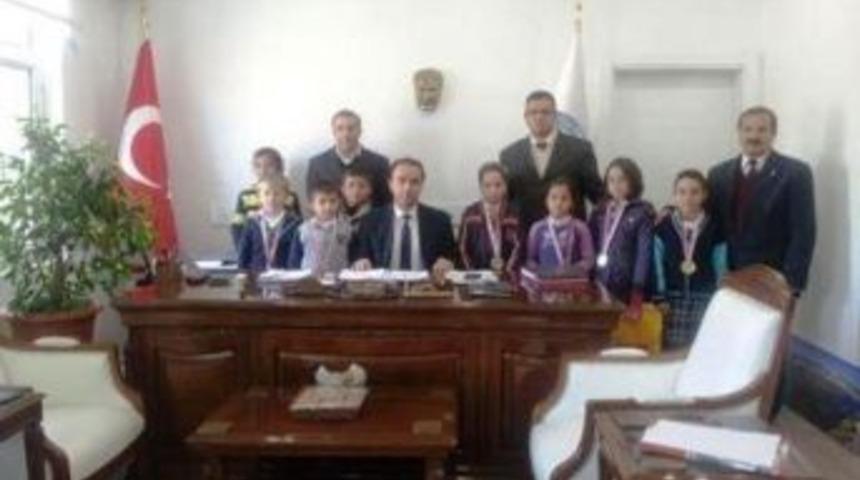 Kaymakam Erkan Minik Sporcuları &Ouml;d&uuml;llendirdi