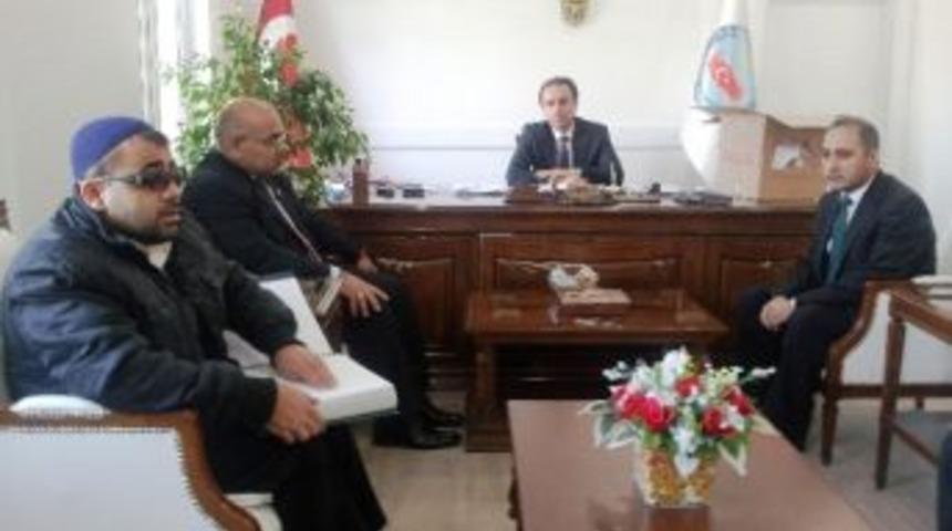 Kaymakam Erkan G&ouml;rme Engellilere Kabartmalı Kur&rsquo;an-ı Kerim Hediye Etti