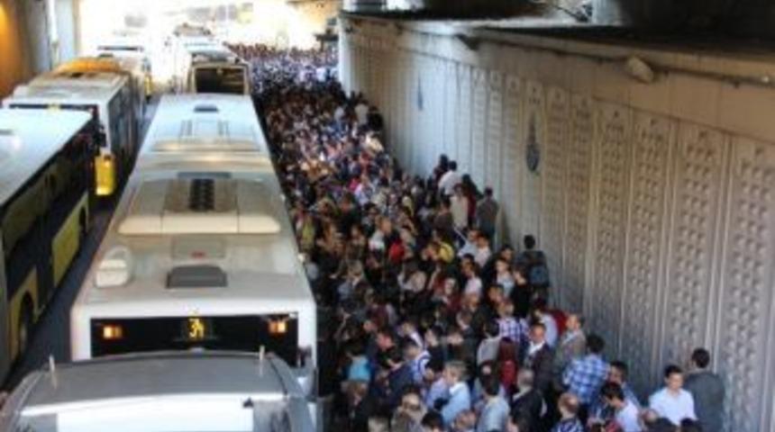 (&ouml;zel Haber) İstanbul'da Bir Ayda T&uuml;rkiye'nin N&uuml;fusu Kadar Yolcu Taşınıyor