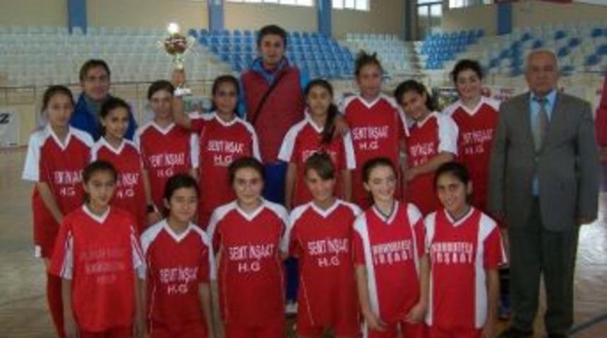 Şampiyon Mehmet Akif Ortaokulu Oldu