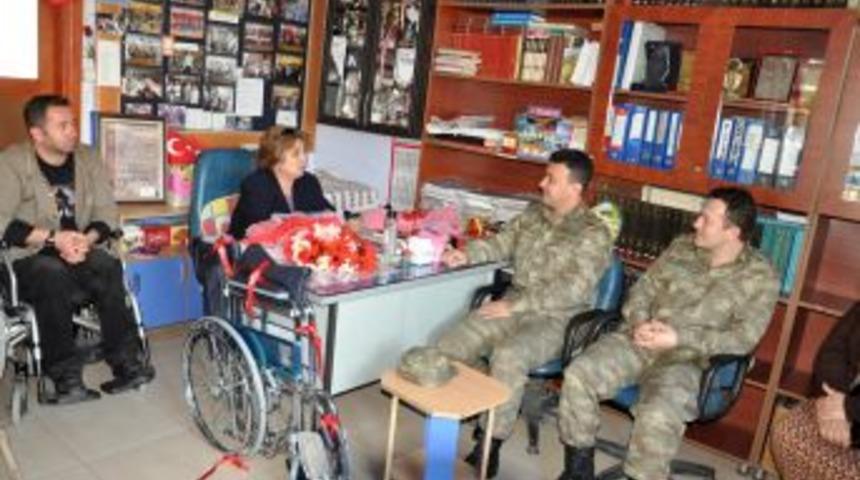 D&ouml;rtyol Garnizon Komutanı G&uuml;venir, Bedensel Engellileri Ziyaret Etti