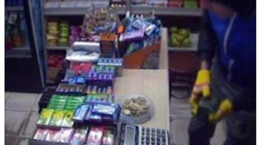 Gece Karanlığını Fırsat Bilen Hırsız, Yardım Sandığındaki Parayı &Ccedil;aldı