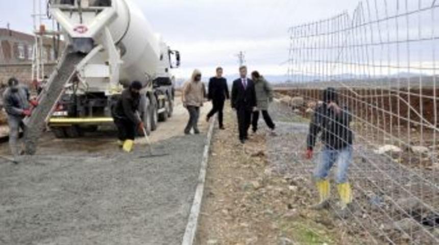 Siverek Kaymakamı Yapımı Devam K&ouml;y Yollarında İnceleme Yaptı