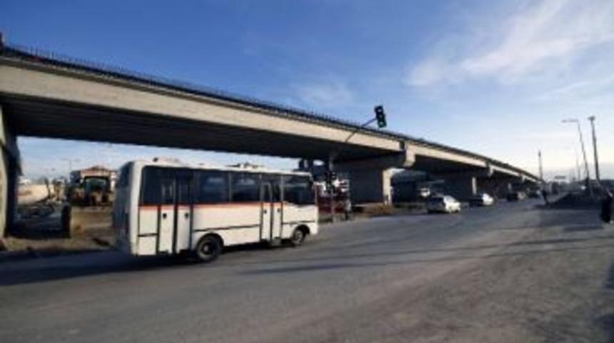 Yahyakaptan K&ouml;pr&uuml;l&uuml; Kavşakta Yan Yol Trafiğe A&ccedil;ıldı