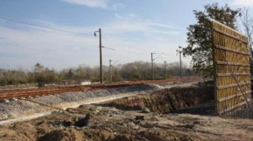 Arifiye'de Hemzemin Ge&ccedil;it Yaya Ve Ara&ccedil; Trafiğine Kapatıldı