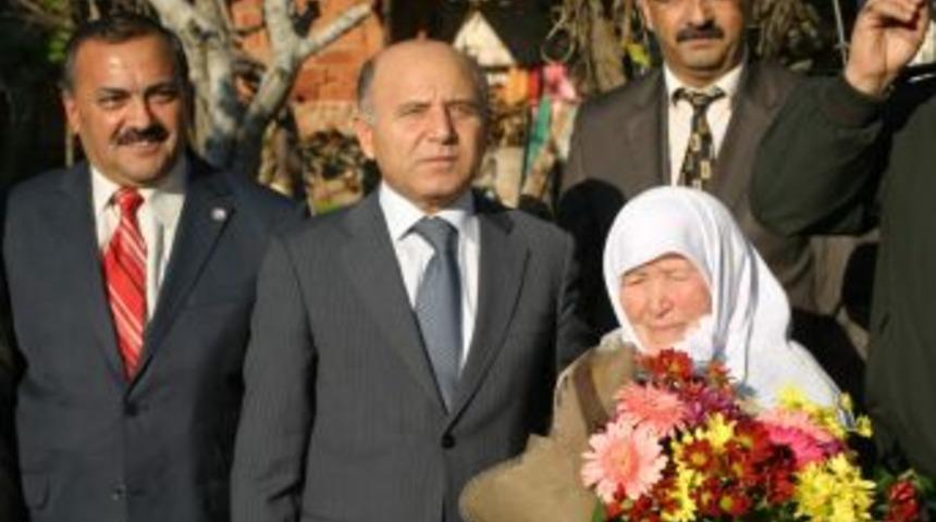 Ayşe Nine Akan Çatısının Onarılmasını Istedi