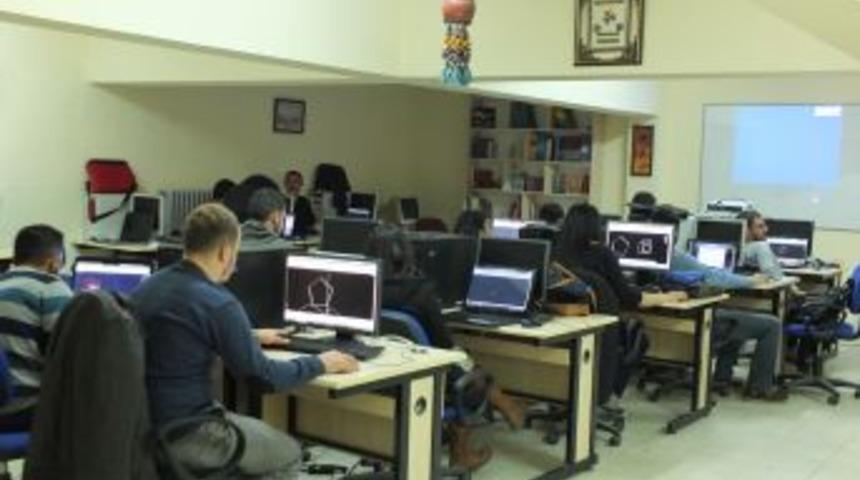Gençlik Merkezi'nden Fakülte Öğrencilerine 3 Boyutlu 3D Max Kursu